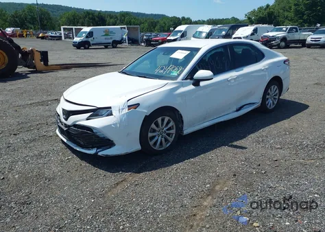 2018 Toyota Camry Le z USA, uszkodzony, nr VIN 4T1B11HK5JU551693